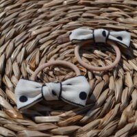 Witte met blauwe stippen strik elastiekjes