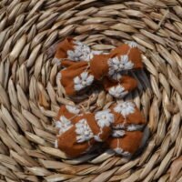 Set bruine bloemen strikken