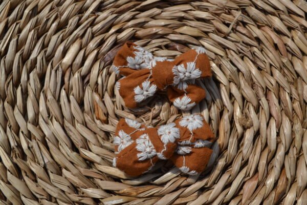 Set bruine bloemen strikken