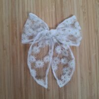 Stoffen bloemen haarstrik wit